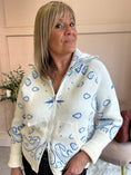 Load image into Gallery viewer, Soft Paisley Zip Jacket - Cream/Blue
