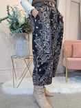 Load image into Gallery viewer, Belted Barrel Pattern Pant - Black/Cream