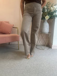 Load image into Gallery viewer, Jegging Wide Jeans - Mocha
