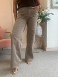 Load image into Gallery viewer, Jegging Wide Jeans - Mocha

