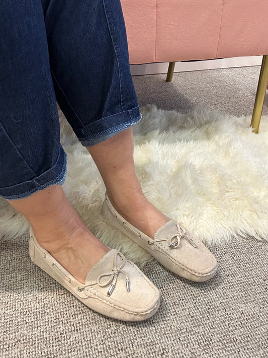 Moccasin Bow Shoe - Pale Beige - Wardrobe By Simone