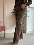 Load image into Gallery viewer, Jegging Wide Jeans - Brown
