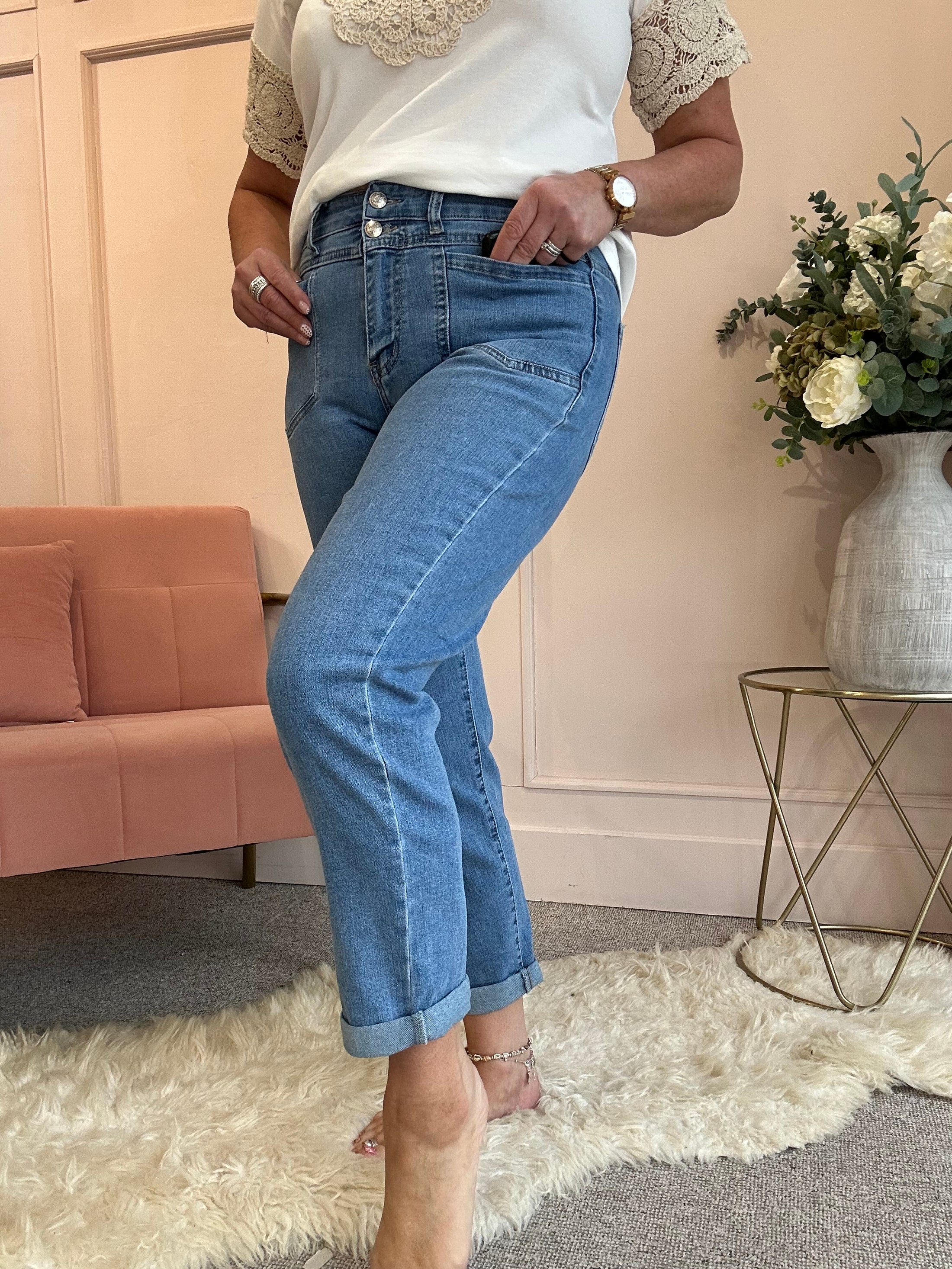 Mom Fit Cropped Jeans - Mid blue - Wardrobe By Simone