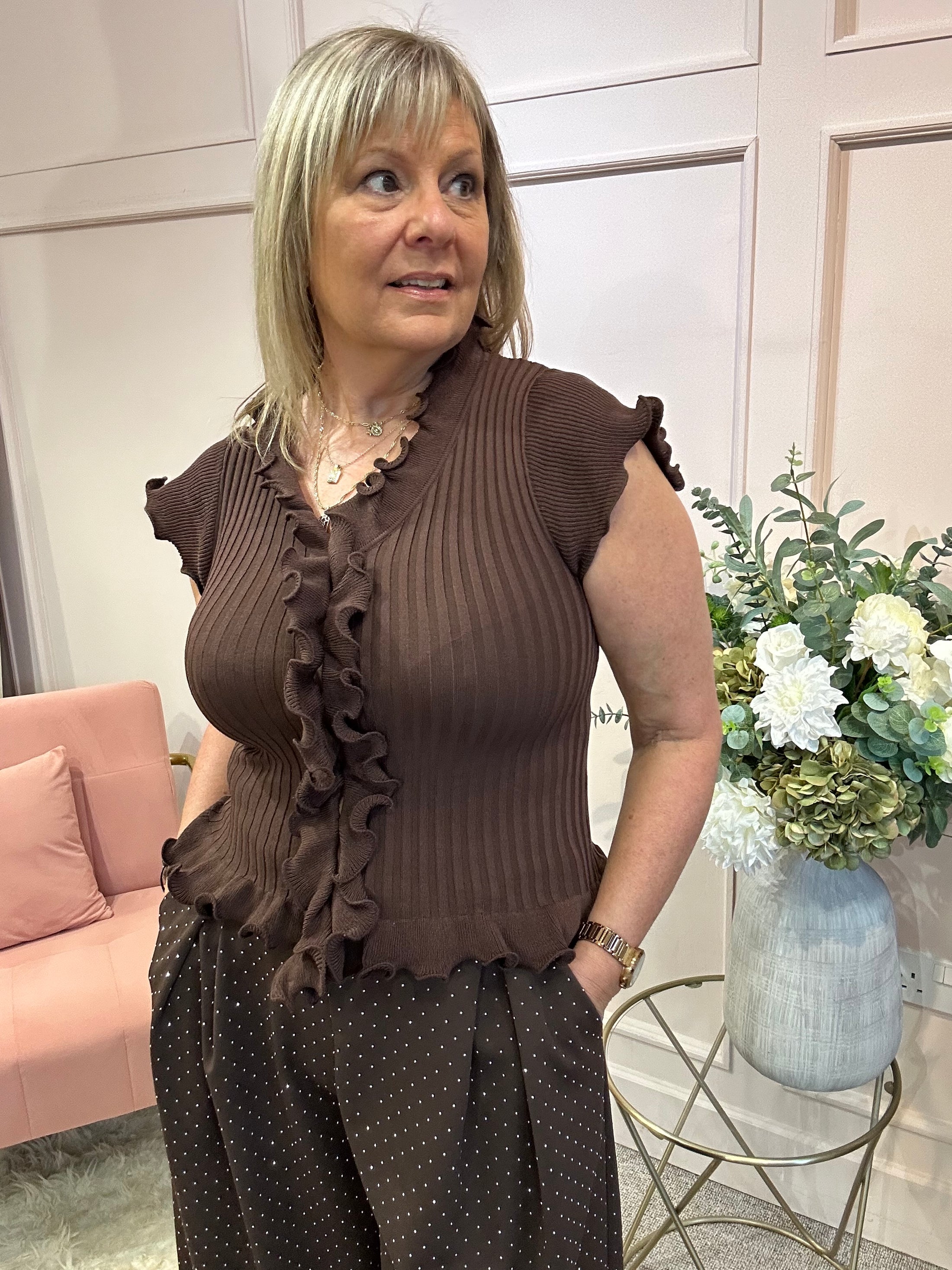Cute Frill Edge Ribbed Knit Top - Brown