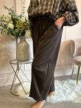 Load image into Gallery viewer, Baggy Barrel Jogger Pant - Brown
