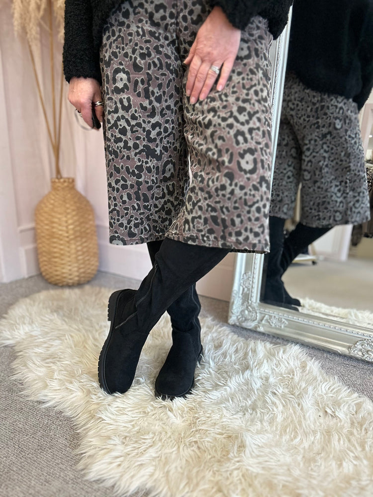 Knee High Pull On Boot - Black