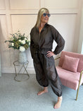 Load image into Gallery viewer, Lightweight Barrel Pant - Brown
