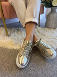 Load image into Gallery viewer, Como Deep Sole Trainer - Gold
