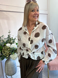 Load image into Gallery viewer, Bold Spot Zip Jacket - Beige/Brown
