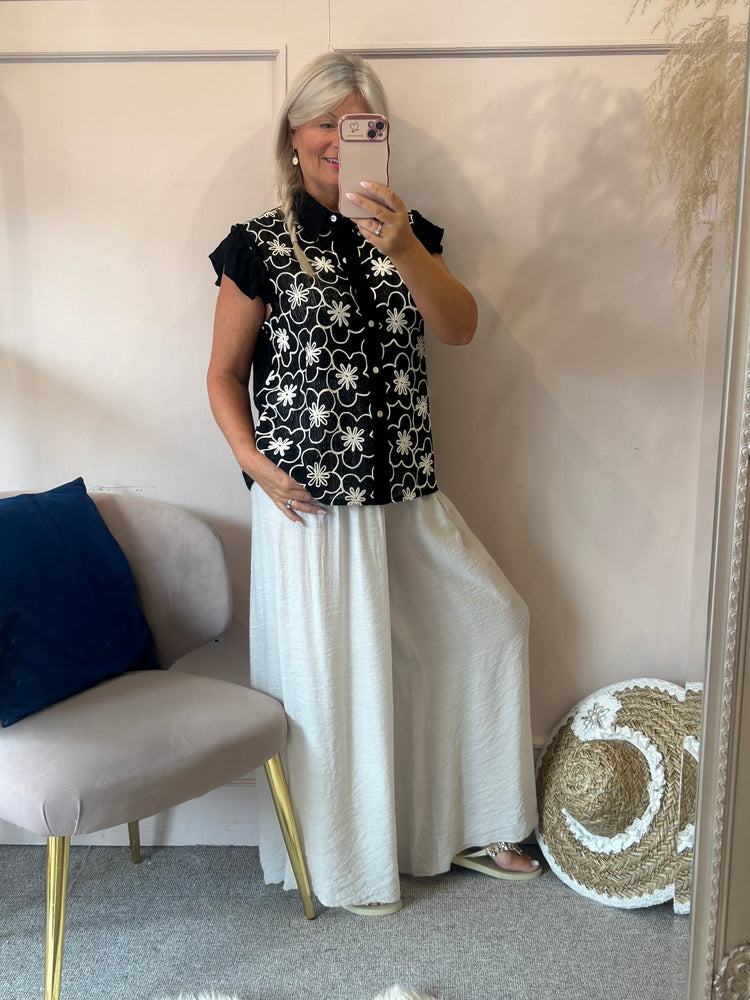 Cream Daisy Design Shirt - Black/Cream