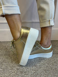 Load image into Gallery viewer, Como Deep Sole Trainer - Gold
