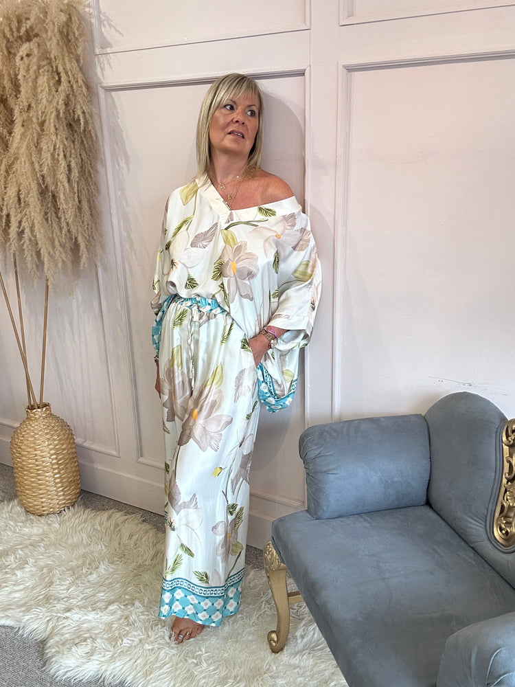 Lilly Bloom V Neck Top - Cream/Grey
