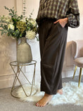 Load image into Gallery viewer, Baggy Barrel Jogger Pant - Brown
