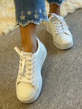 Load image into Gallery viewer, Como Deep Sole Trainer - White
