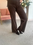 Load image into Gallery viewer, Pocket Wide Jeans - Brown
