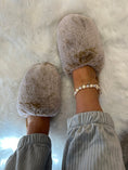 Load image into Gallery viewer, Cosy Fluff Slipper/Mule - Caramel/Fleck
