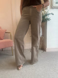 Load image into Gallery viewer, Jegging Wide Jeans - Mocha
