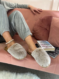 Load image into Gallery viewer, Cosy Fluff Slipper/Mule - Caramel/Fleck
