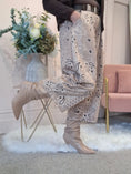 Load image into Gallery viewer, Belted Barrel Pattern Pant - Beige/black
